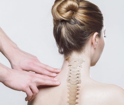 Kręgosłup ucznia: w szkole i w domu - NIKAbloguje. kobieta stojąca tyłem