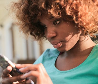 kobieta z smartfonem