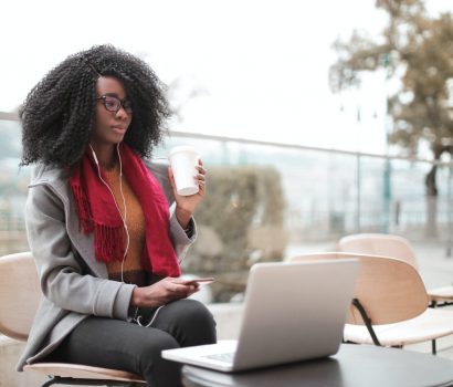 Influencer na poprawę nastroju - NIKAbloguje. kobieta z laptopem