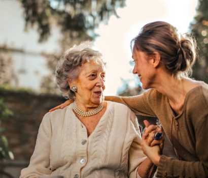 dwie kobiety rozmawiają