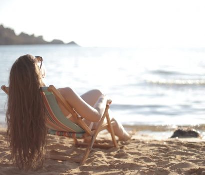 kobieta na plaży opala się
