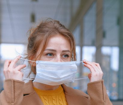 dziewczyna w maseczce