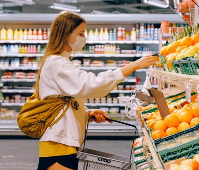 Jak kupować taniej i zyskać więcej czasu? Stwórz listę zakupów - NIKAbloguje. kobieta robiąca zakupy