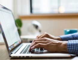 Inteligentne technologie wsparciem dla łańcuchów dostaw - NIKAbloguje. otwarty laptop