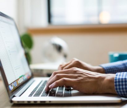 Inteligentne technologie wsparciem dla łańcuchów dostaw - NIKAbloguje. otwarty laptop