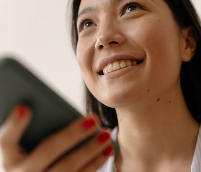 Media społecznościowe cichym zabójcą ludzkości - NIKAbloguje. dziewczyna ze smartfonem