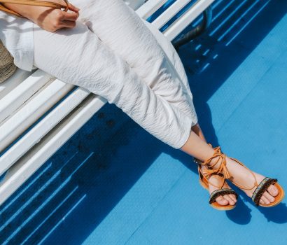 nogi dziewczyny w sandałach