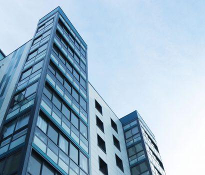 Zanieczyszczenia powietrza to problem, który nie kończy się wraz z zimą - NIKAbloguje. bloki mieszkalne