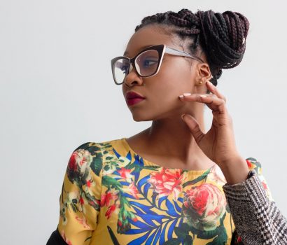 Jak w 2021 r. przyciągnąć młodych pracowników z pokolenia Z? - NIKAbloguje. dziewczyna w okularach