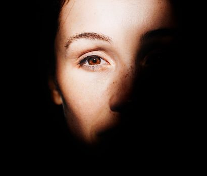 Mała plamka, która mocno zaburza widzenie - NIKAbloguje. w połowie zaciemniona twarz kobiety