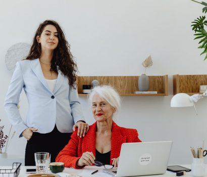 dwie kobiety przed laptopem