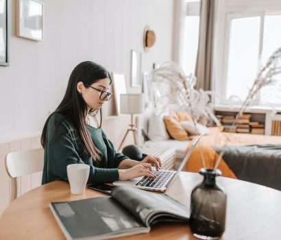 dziewczyna z laptopem