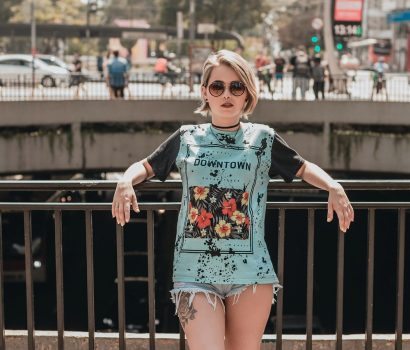 dziewczyna w spodenkach