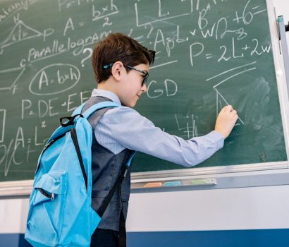 dziecko przy tablicy